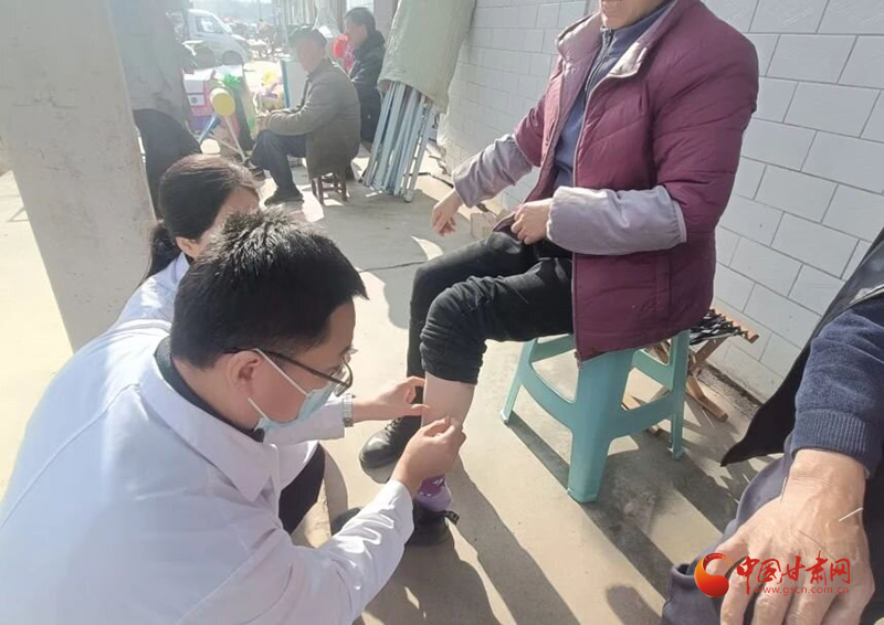 庄浪：专家零距离 健康有“医”靠