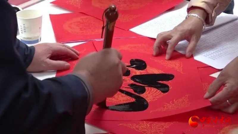 玉门：春联送福进万家 翰墨飘香暖人心