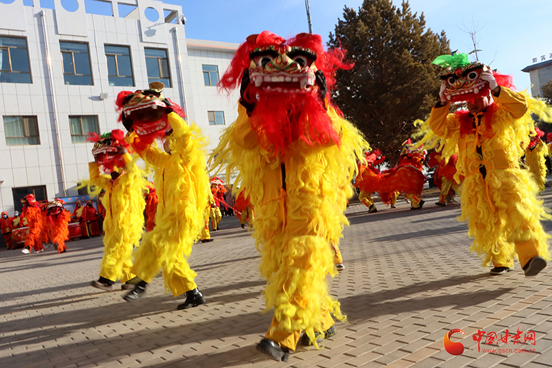 临泽：社火拜年闹新春 红红火火过大年