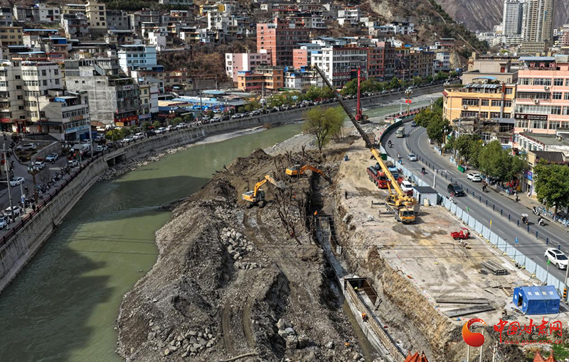 文县：理旧账通堵点 山城正焕新颜